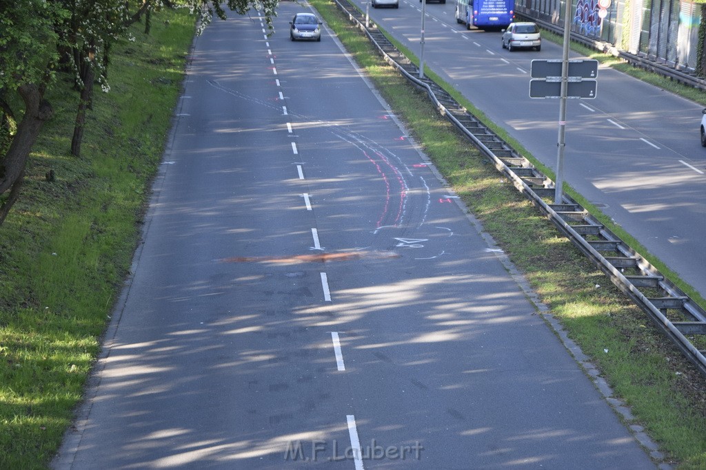 VU mit Fahrerflucht Koeln Vingst Vingster Ring Rich Hoehenberg P12.JPG - Miklos Laubert